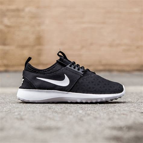 NIKE Women's Juvenate Sneaker 